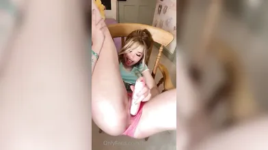 Belle Delphine leaked metendo consolo na buceta rosa