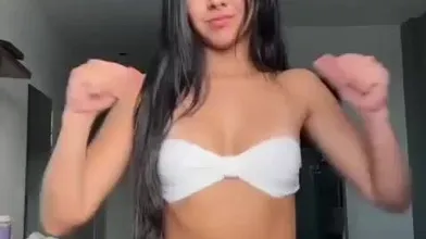 Beca Barreto dançando de biquini fio dental