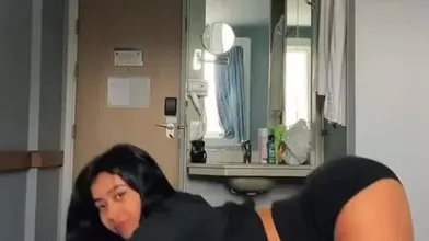 Beca Barreto de quatro rebolando e mostrando o corpo