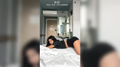 Beca Barreto de quatro rebolando e mostrando o corpo