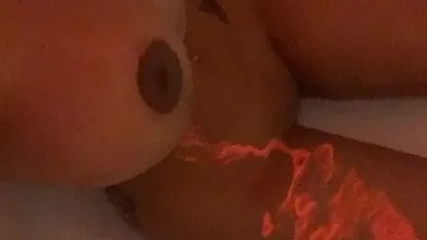 Nadine Borges pelada na banheira se filmando