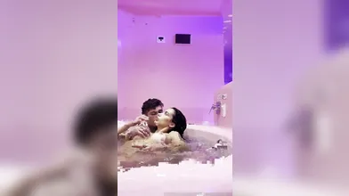 Fernanda Campos transando gostoso demais dentro da banheira