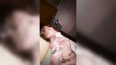Maru Karv dando cuzinho de ladinho e gemendo demais