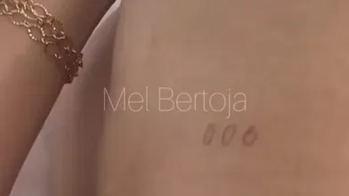 Mel Bertoja molhada mostrando o melzinho da buceta