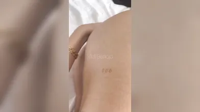 Mel Bertoja molhada mostrando o melzinho da buceta