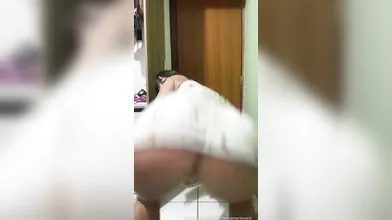 Bia Mantovani nua rebolando e mostrando seu cu lindo depilado
