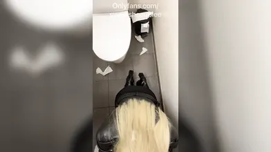 Swedishcouplee fodeu no banheiro