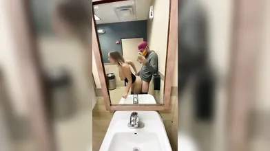 Rapidinha com Gozada gostoso no banheiro