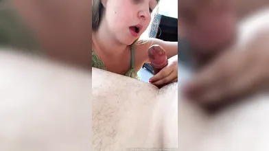 Floravip mamando a rola do amigo com tesão