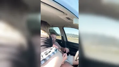 Mini Gabys transando no carro