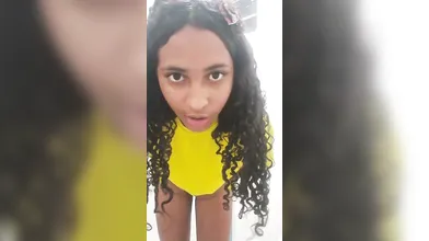 Moreninha sem calcinha rebolando na live