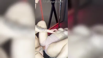 Ana Schultz transando de pernas abertas