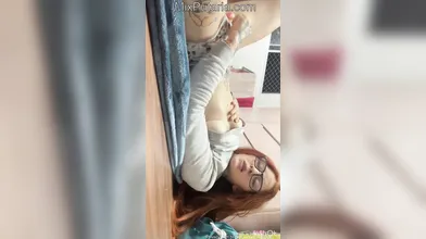 Victoriaruiva de pijama masturbando a buceta