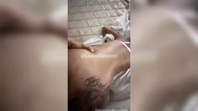 Liih Santos Moreninha ninfeta de 19 aninhos dando o cuzinho de quatro