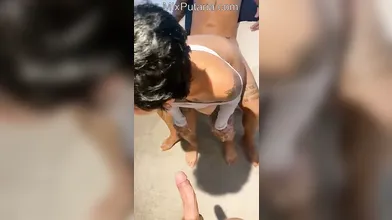 Feminista tatuada sentando com a buceta quente