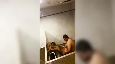 Flagra - Gordinho comendo a magrinha no banheiro
