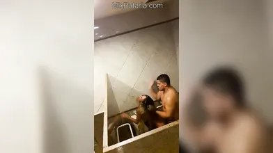 Flagra - Gordinho comendo a magrinha no banheiro
