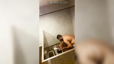 Flagra - Gordinho comendo a magrinha no banheiro