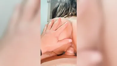 Stefany Eneas cavalgando no pau com a buceta molhada