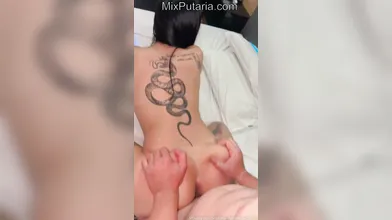 Metendo o pau na buceta da Jhenis KutKut de quatro