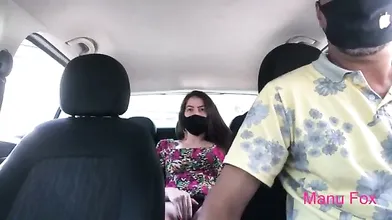 Casada se masturbando no banco de traz do carro da Uber