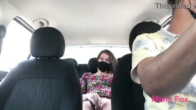 Casada se masturbando no banco de traz do carro da Uber