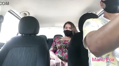Casada se masturbando no banco de traz do carro da Uber