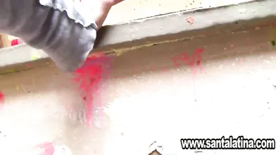 Loira sentando na pica na escada fora de casa