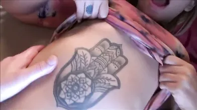 Loira do bucetão cheia de tatuagem fodendo