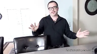Transando com a filha da vizinha na cozinha