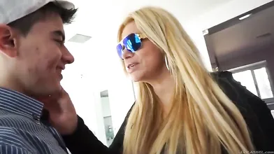 Novinho comendo o cu da coroa