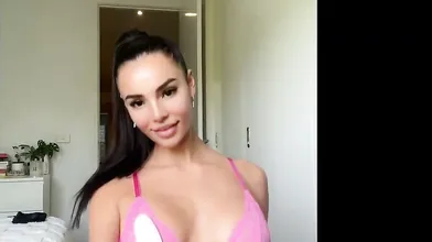 Vazou Siena batendo na bunda mostrando os peitos e a Buceta