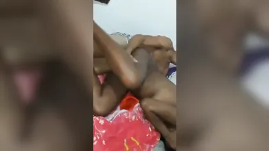 Novinha pretinha fodendo mo suruba
